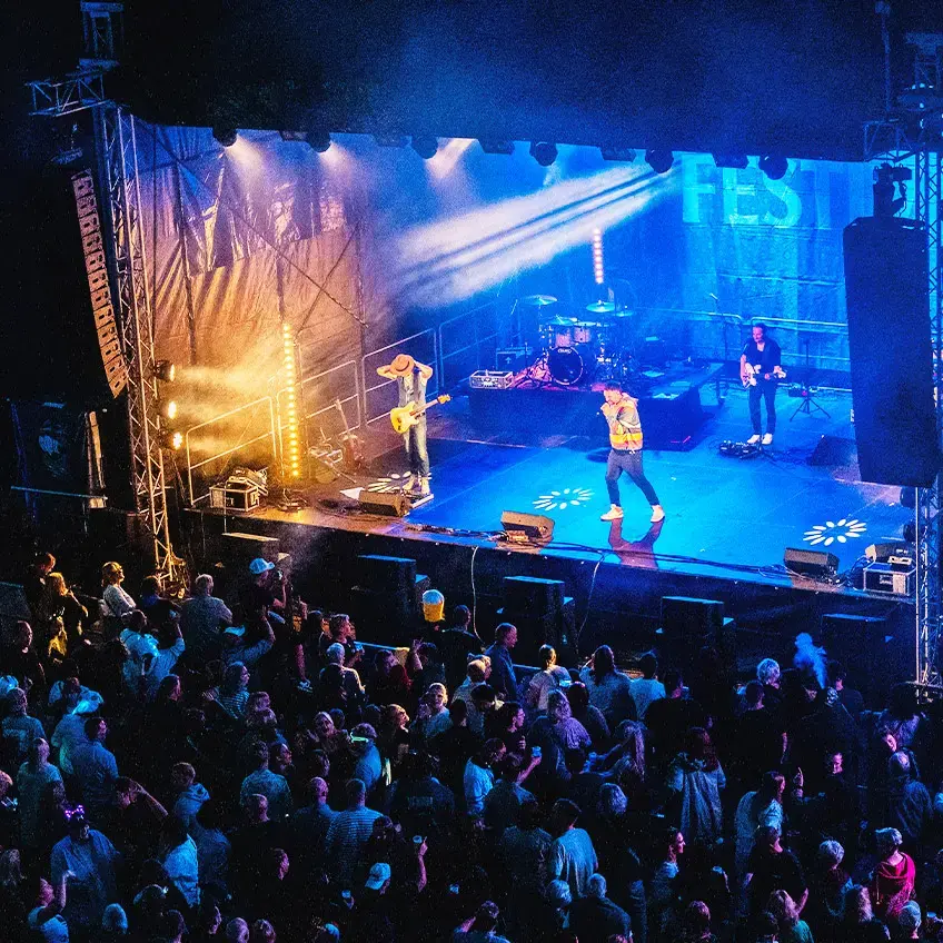 Draufsicht auf das Publikum beim FLENS Festival 2025.