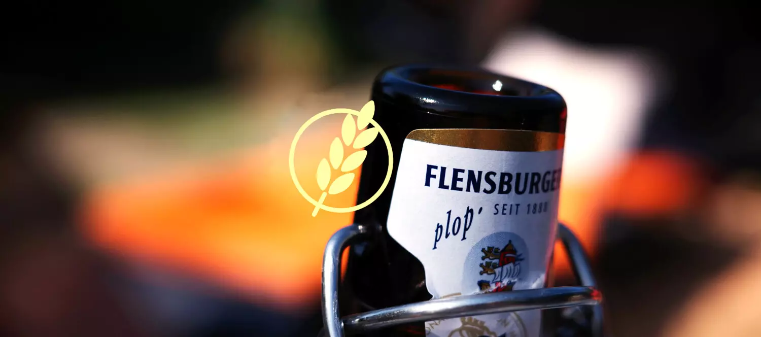 Bügelverschlussöffnung einer Flasche Flensburger Pilsener, davor ein Ährensymbol.