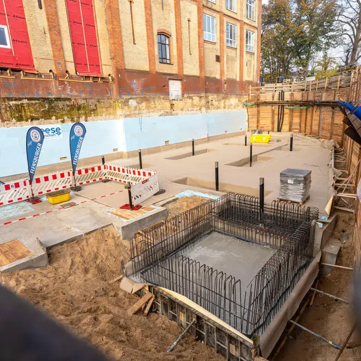 Baustelle des neuen Sudhauses für die Flensburger Brauerei vor dem historischem Brauereigebäude.