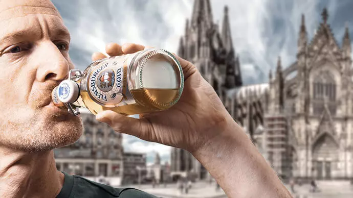 Mann trinkt Flensburger Gold