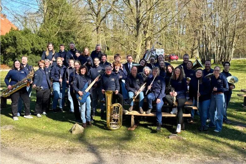 Gruppenfoto der Flensburger Stadtbläser im Grünen.