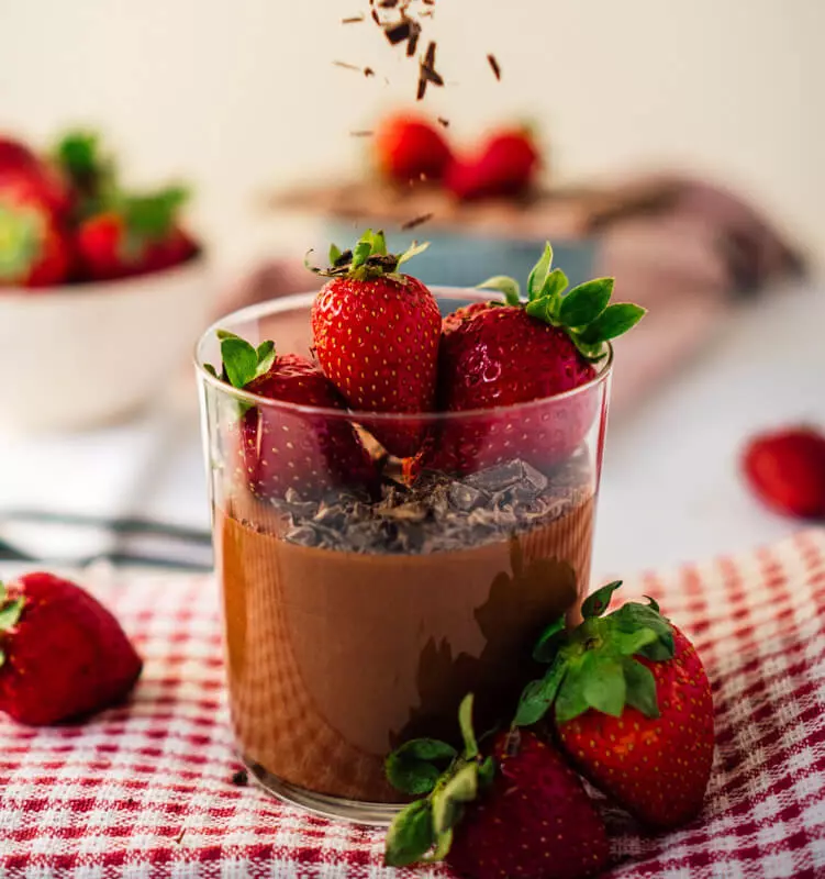 Kleines Glas mit Mousse au Chocolat und Erdbeeren.