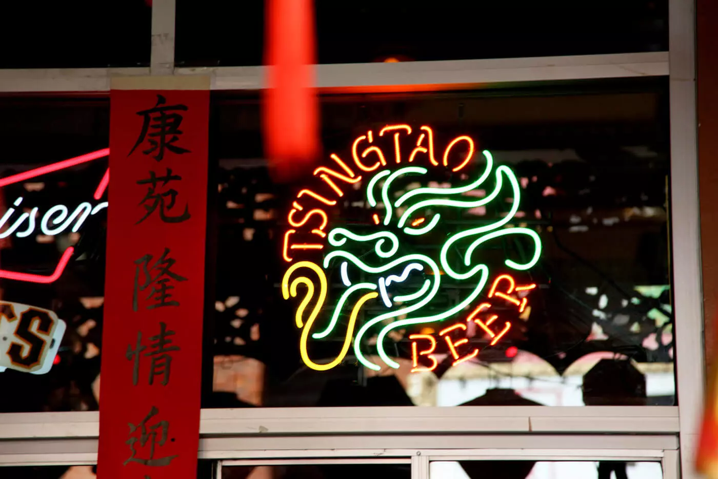 Leuchtreklame-Schild von "Tsingtao Beer".