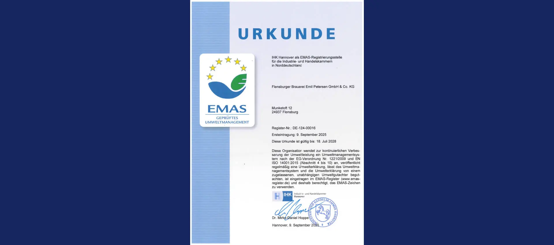 Urkunde über die EMAS-Zertifizierung der Flensburger Brauerei durch die IHK Hannover auf dunkelblauem Hintergrund.