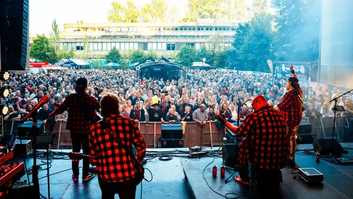 Blick von der Bühne beim FLENS Festival 2025, während die Coverband "Die Andersons" spielt.