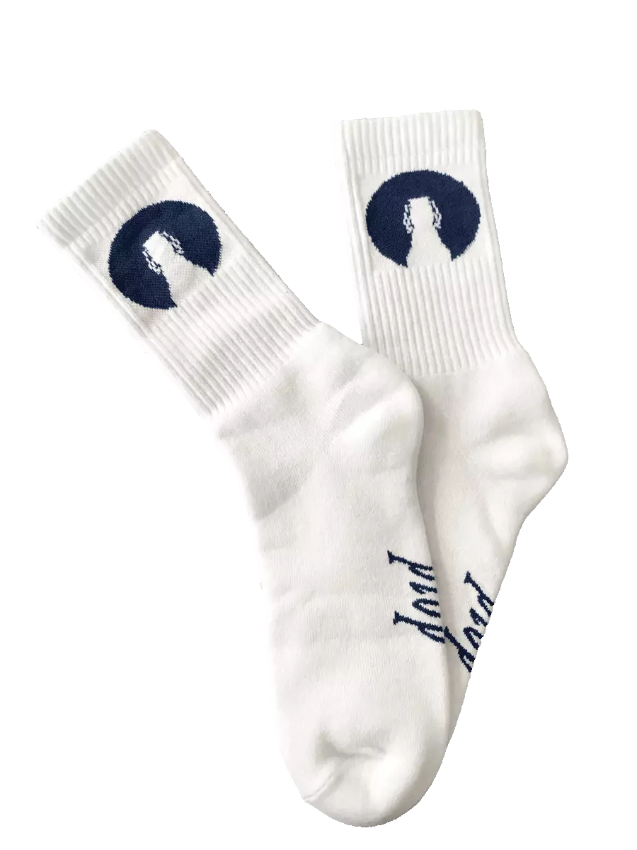 Weiße Sportsocken mit blauem Nordlicht-Logo am Schaft und plop-Schriftzug auf der Sohle.