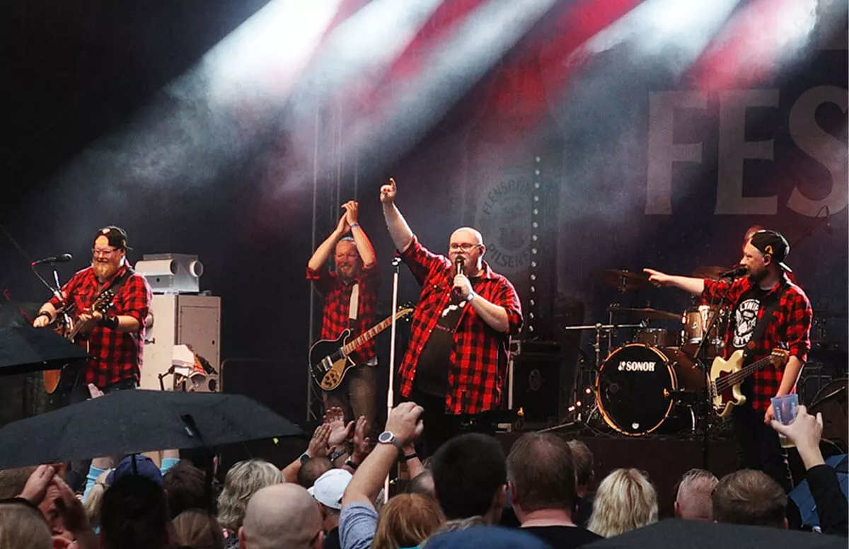 Die Coverband "Die Andersons" auf der Bühne beim FLENS Festival 2023.