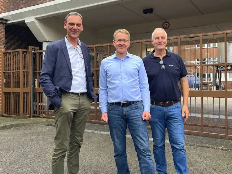 Die Geschäftsführer der Flensburger Brauerei Jörn Schumann (Marketing) und Michael Seip (Technik) zusammen mit SH-Ministerpräsident Daniel Günther im Innenhof der Brauerei.