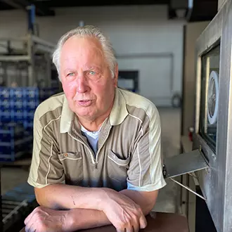 Mitarbeiter in der Logistik für den Haustrunk an der Haustrunkluke.