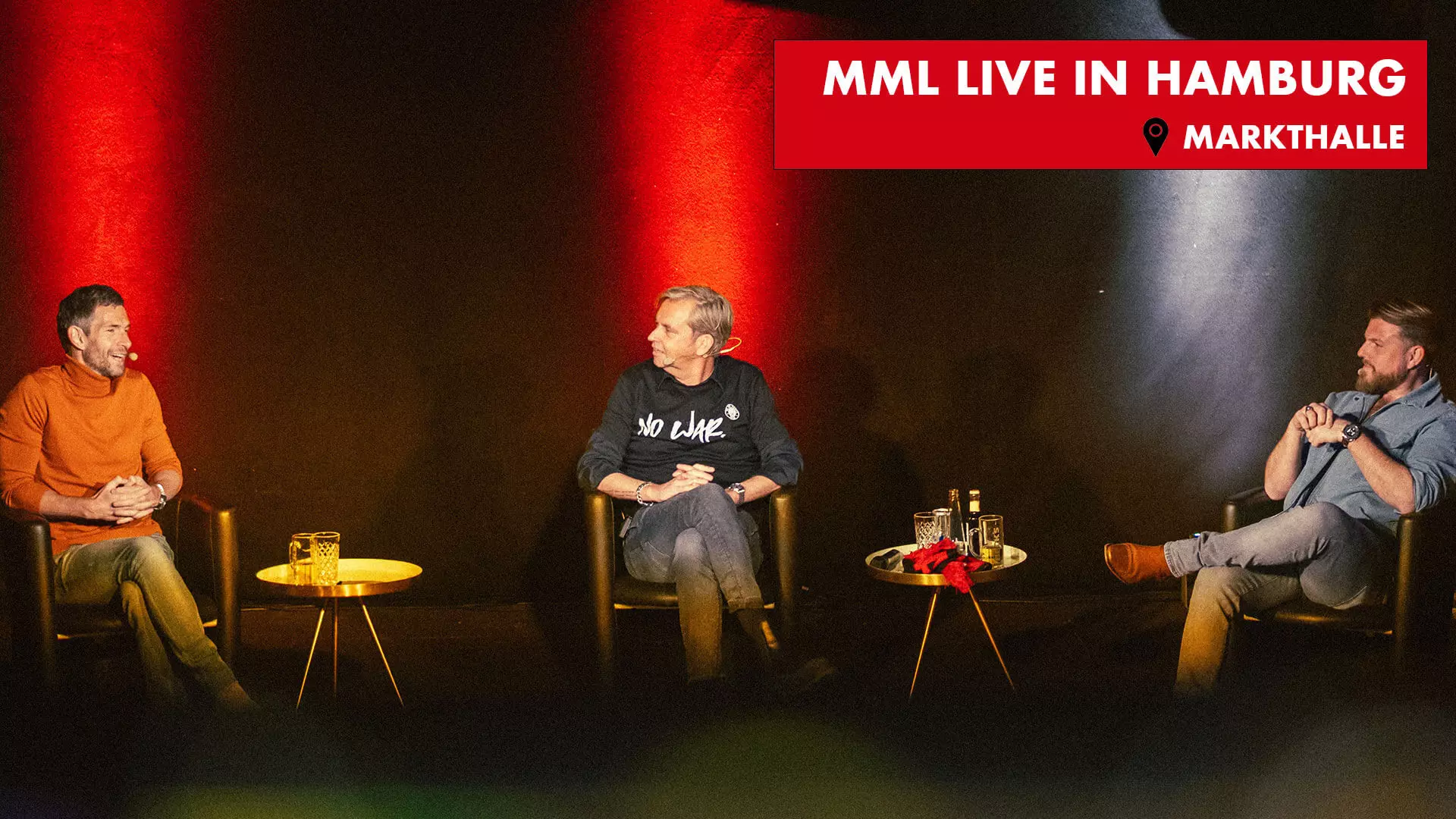 Momentaufnahme der drei Hosts von Fussball MML bei der Live-Show in Hamburg.