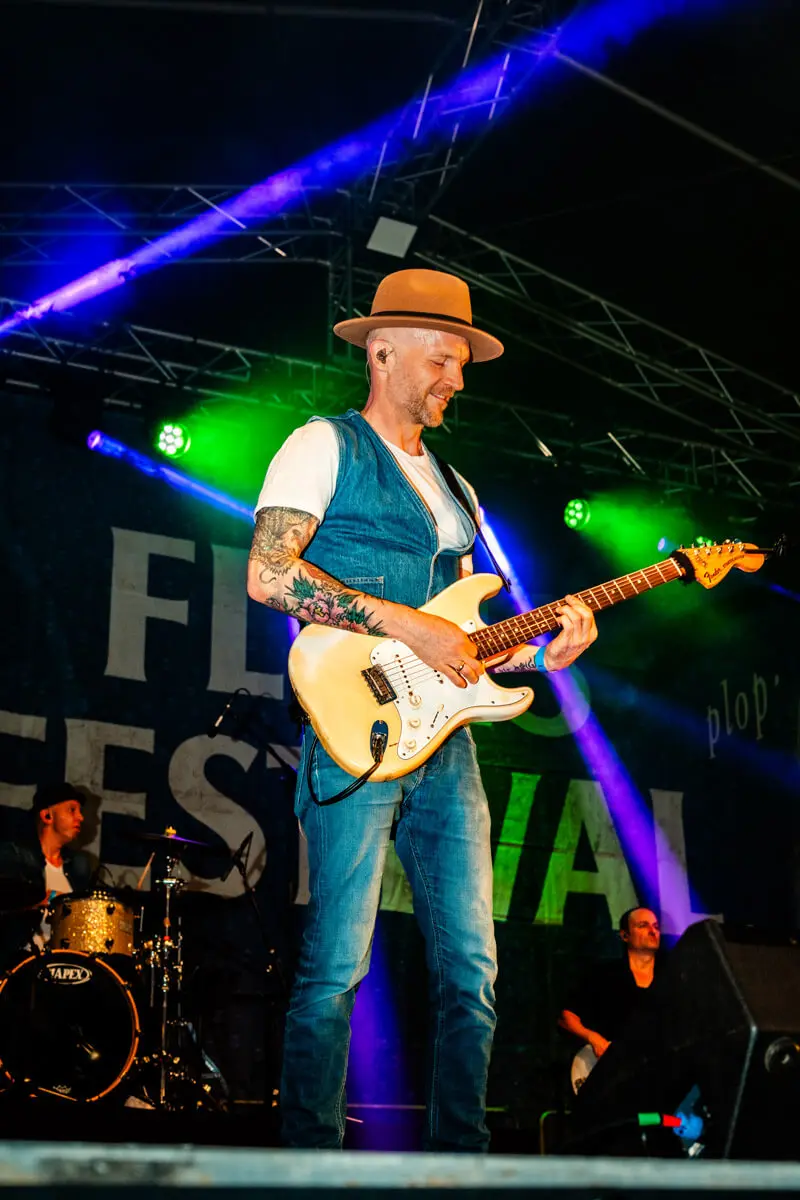 Gitarrist der Partyband Decoy auf dem FLENS Festival 2025.