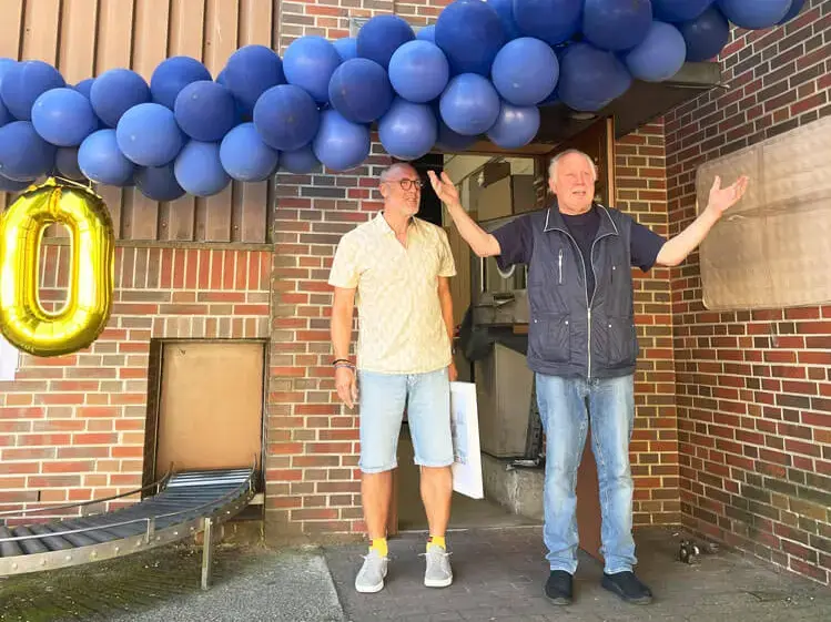 Remmi freut sich über die Gäste zu seinem 60. Dienstjubiläum.