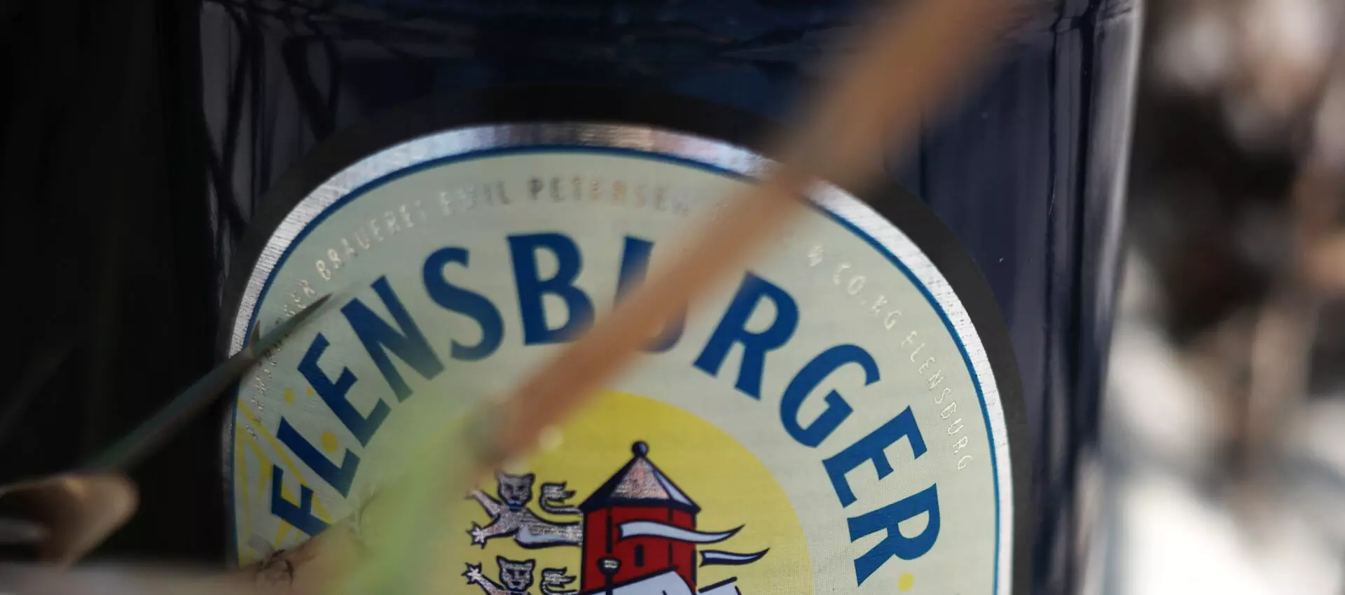 Nahaufnahme einer Flasche Flensburger Radler im Anschnitt.