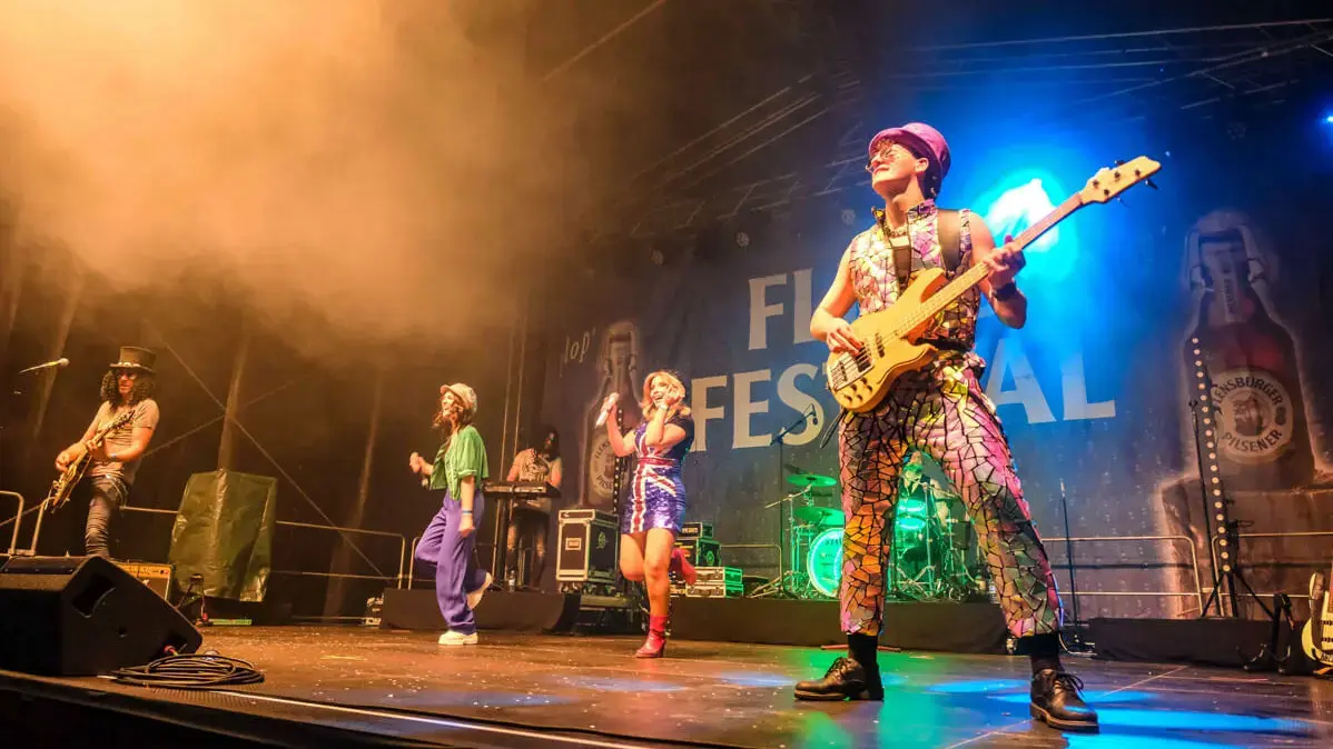 Die Coverband "Hit Radio Show" auf der Bühne beim FLENS Festival 2023.