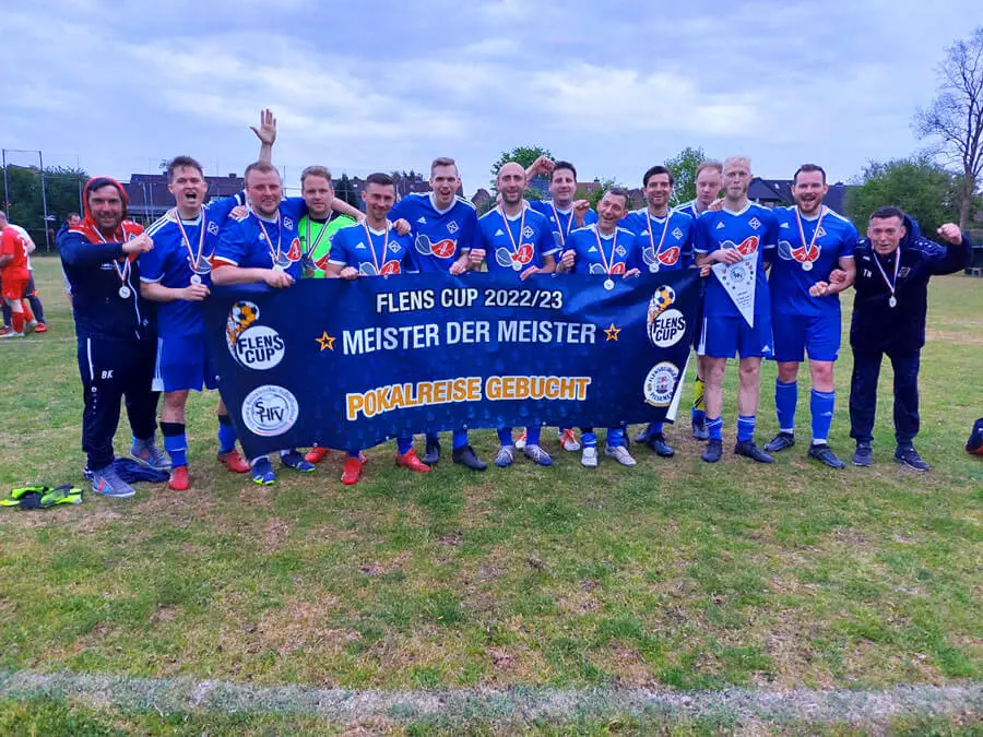 Mannschaftsbild vom TSV Lägerdorf 3 mit Banner vom FLENS CUP Meister der Meister.