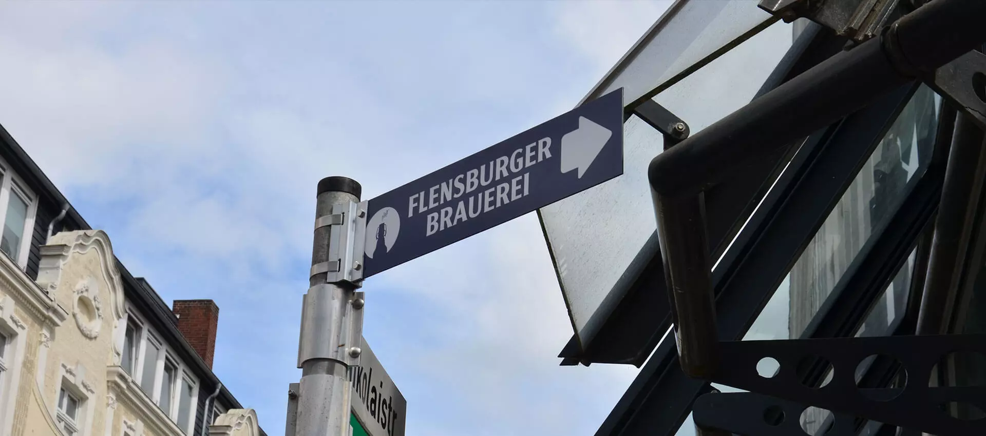Straßenschild, das zur Flensburger Brauerei zeigt.