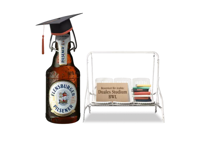 Flasche Flensburger Pilsener mit schwarzem Doktorhut, rechts daneben die weiße Hollywood-Schaukel, darauf ein Bücherstapel und eine Pappe mit der Aufschrift: "Reserviert für Azubis: Duales Studium BWL"