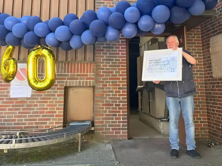 Remmi feiert seinen "Haustrunk auf Lebenszeit", den er zum 60. Dienstjubiläum bekommen hat.
