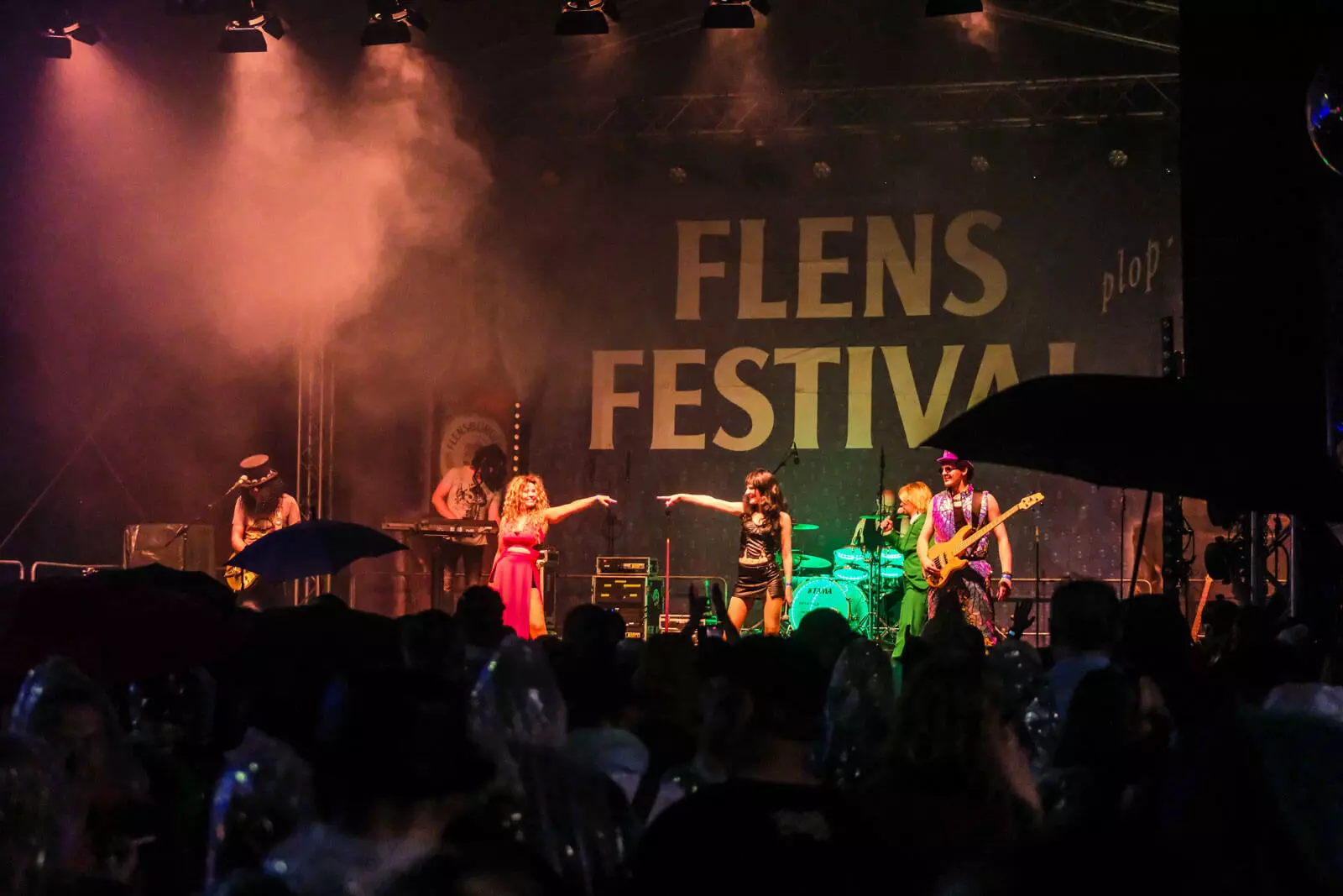Live-Show einer Coverband auf der Bühne auf dem FLENS Festival von 2023.
