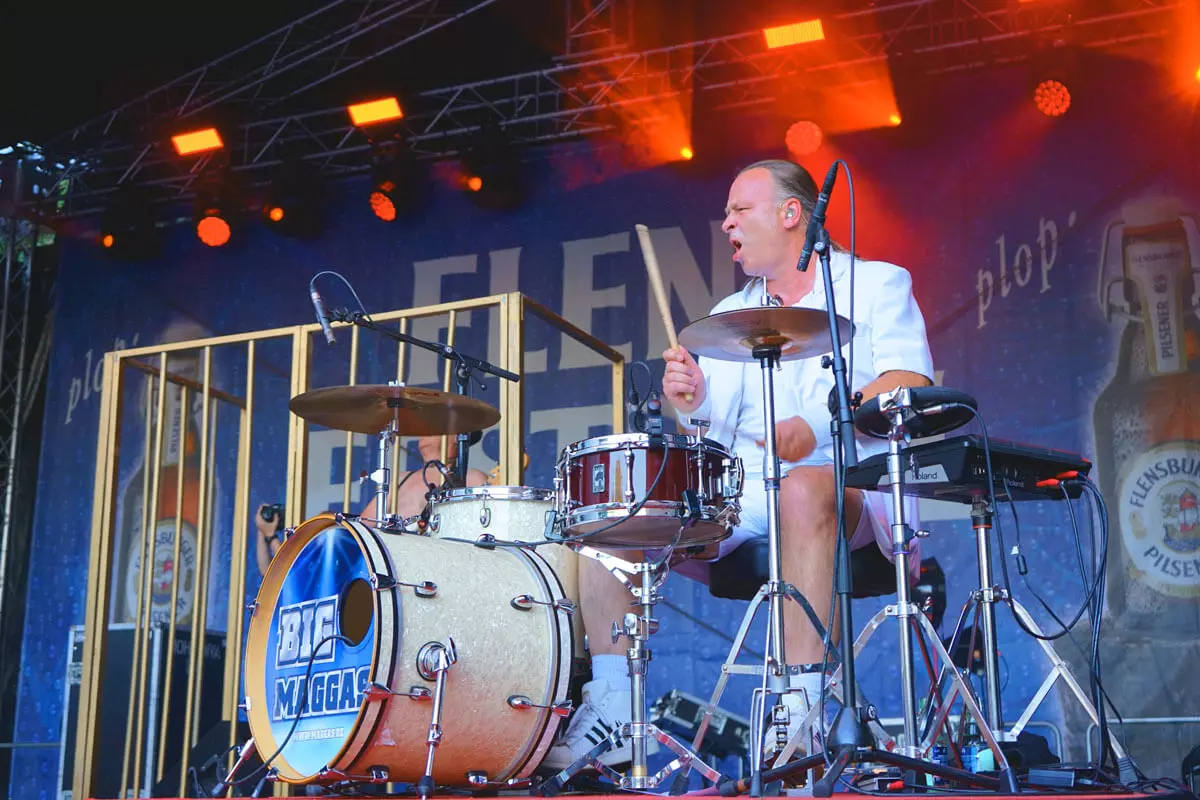 Schlagzeuger der Big Maggas in Aktion auf der Bühne vom FLENS Festival.