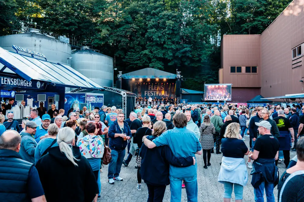 Publikum beim Auftritt der lokalen Big Band Flensburger Stadtbläser auf dem FLENS Festival 2025.