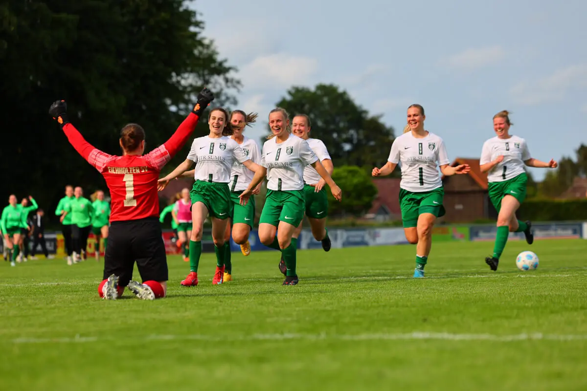Die Torhüterin der Frauenmannschaft jubelt ihrem Team zu beim Final Four des FLENS CUP Meister der Meister 2025.