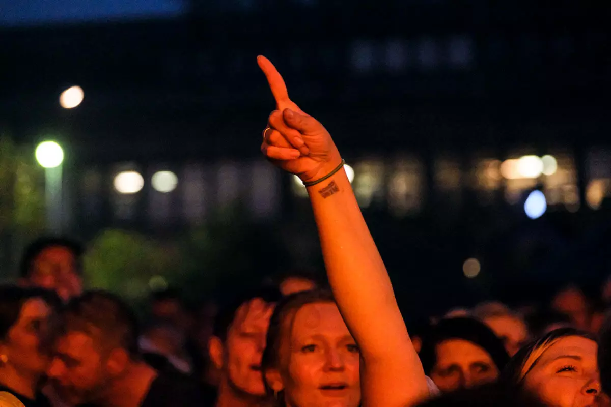 Im Publikum zeigt ein Finger in die Luft beim FLENS Festival 2023.