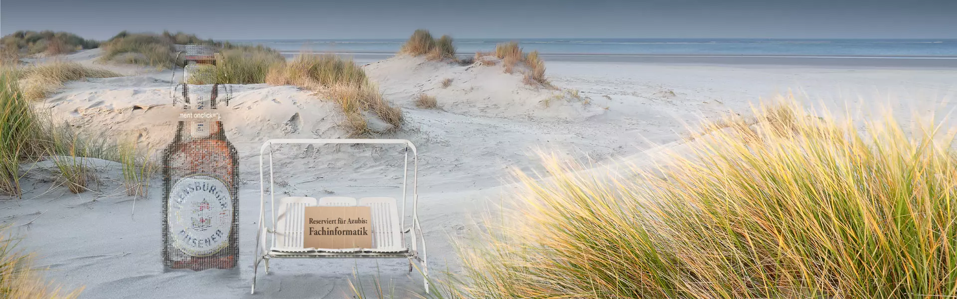 Leere Schaukel am Strand und verpixelte Bügelverschlussflasche daneben.