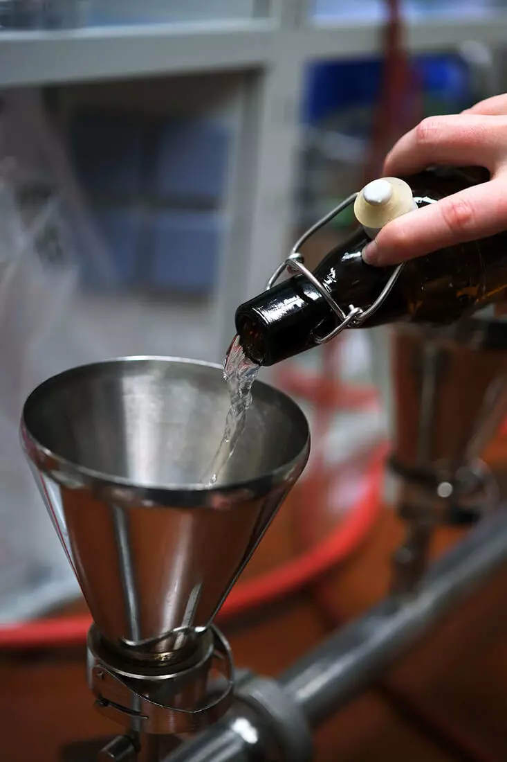 Die Bierflüssigkeit wird auf ihre Qualität überprüft, indem sie gefiltert wird.