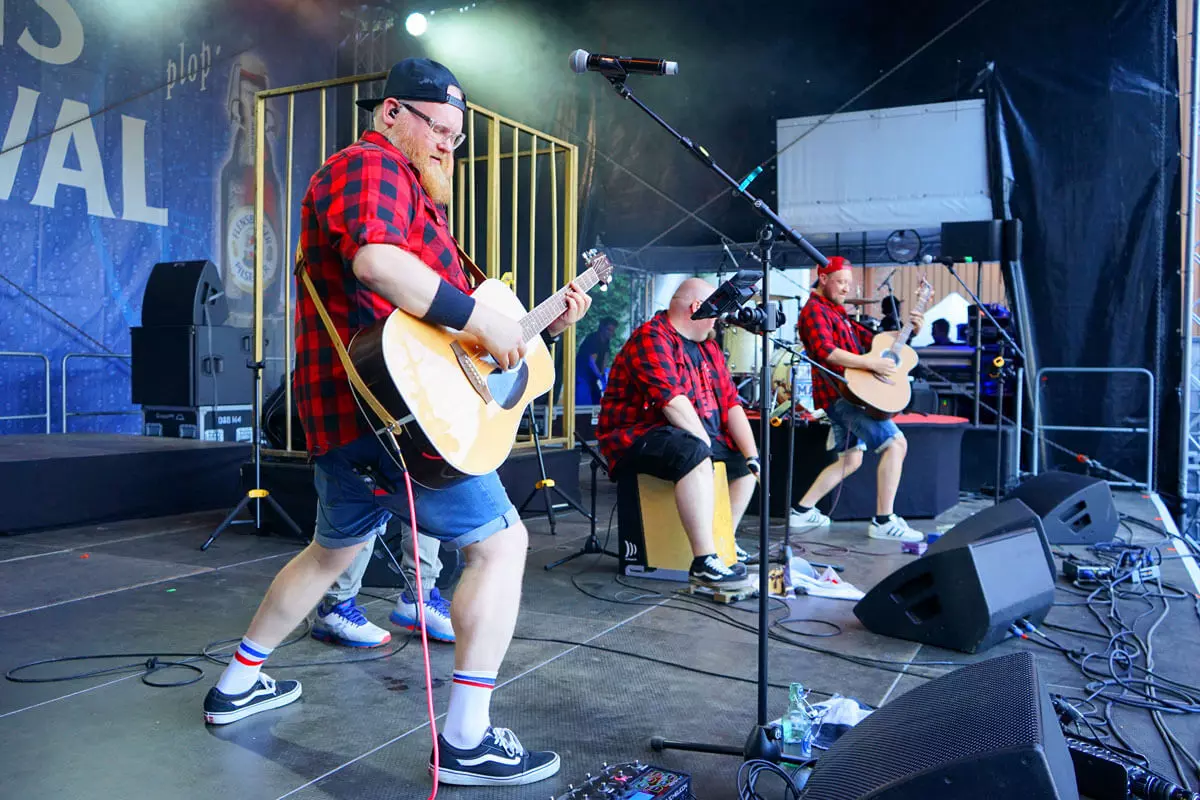 Die Andersons auf der Bühne vom FLENS Festival im intensiven Gitarrenspiel.