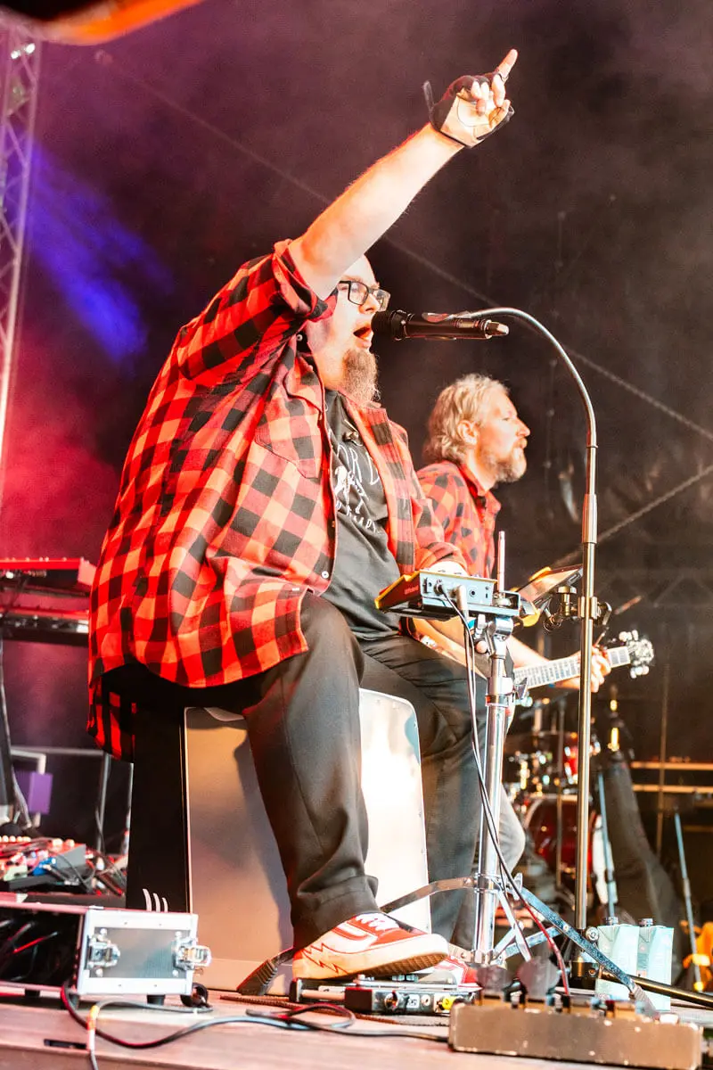 Mitglied der Partyband Die Andersons am Cajón auf dem FLENS Festival 2025.