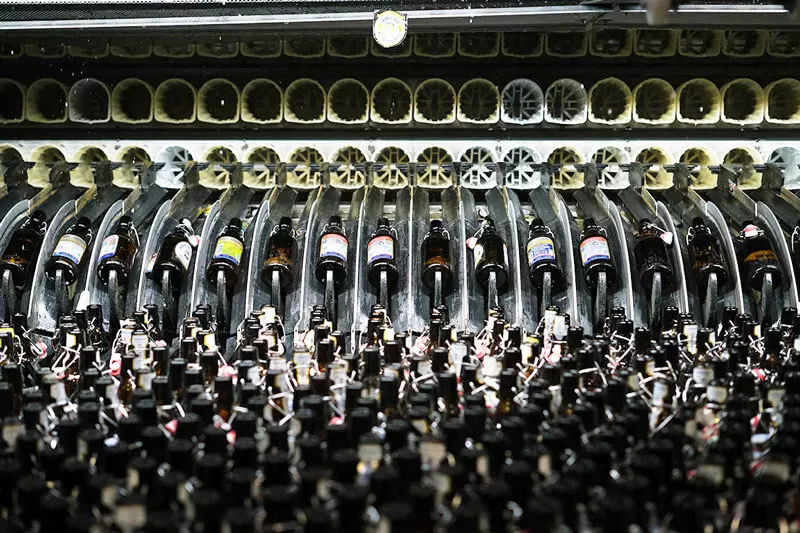 Die Flaschen-Waschanlage der Abfülllinie 4 bei der Flensburger Brauerei.