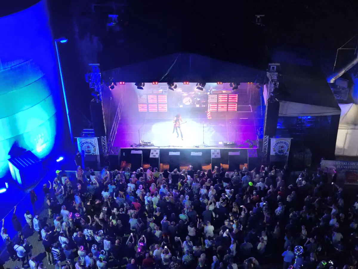 Vogelperspektive auf die Bühne vom FLENS Festival und das Publikum.