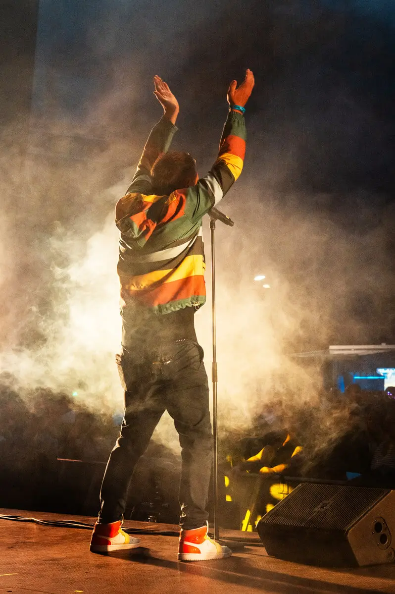 Der Sänger der Partyband Decoy auf dem FLENS Festival 2025.