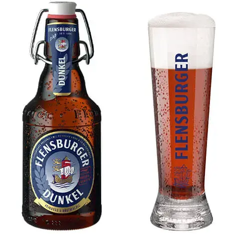 Flensburger Pilsener Bierflasche mit Bügelverschluss auf Holzoberfläche