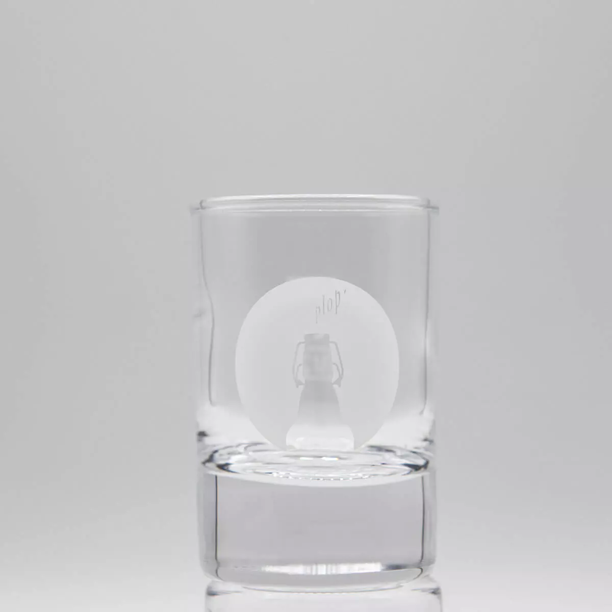 Stamper Shotglas mit dem Flensburger Nordlicht-Logo eingraviert.