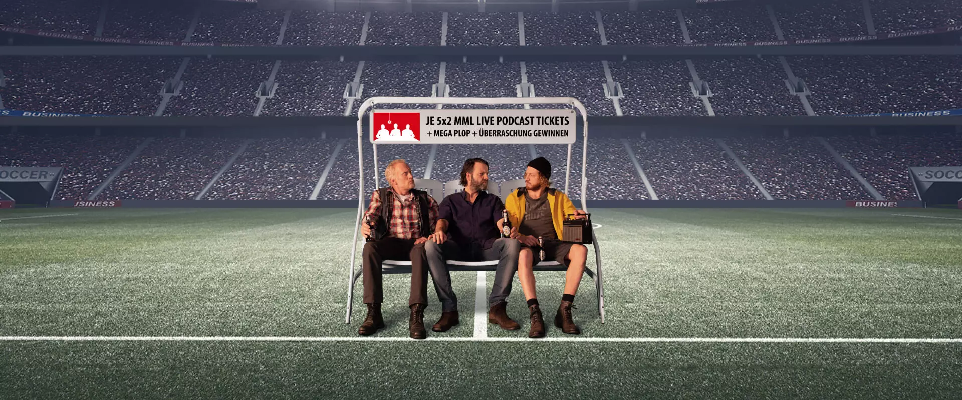 Drei Männer auf einer Hollywood-Schaukel im Fußballstadion; über ihren Köpfen ein Banner mit dem Text: "Je 5x2 MML Live Podcast Tickets + Mega Plop + Überraschung gewinnen".