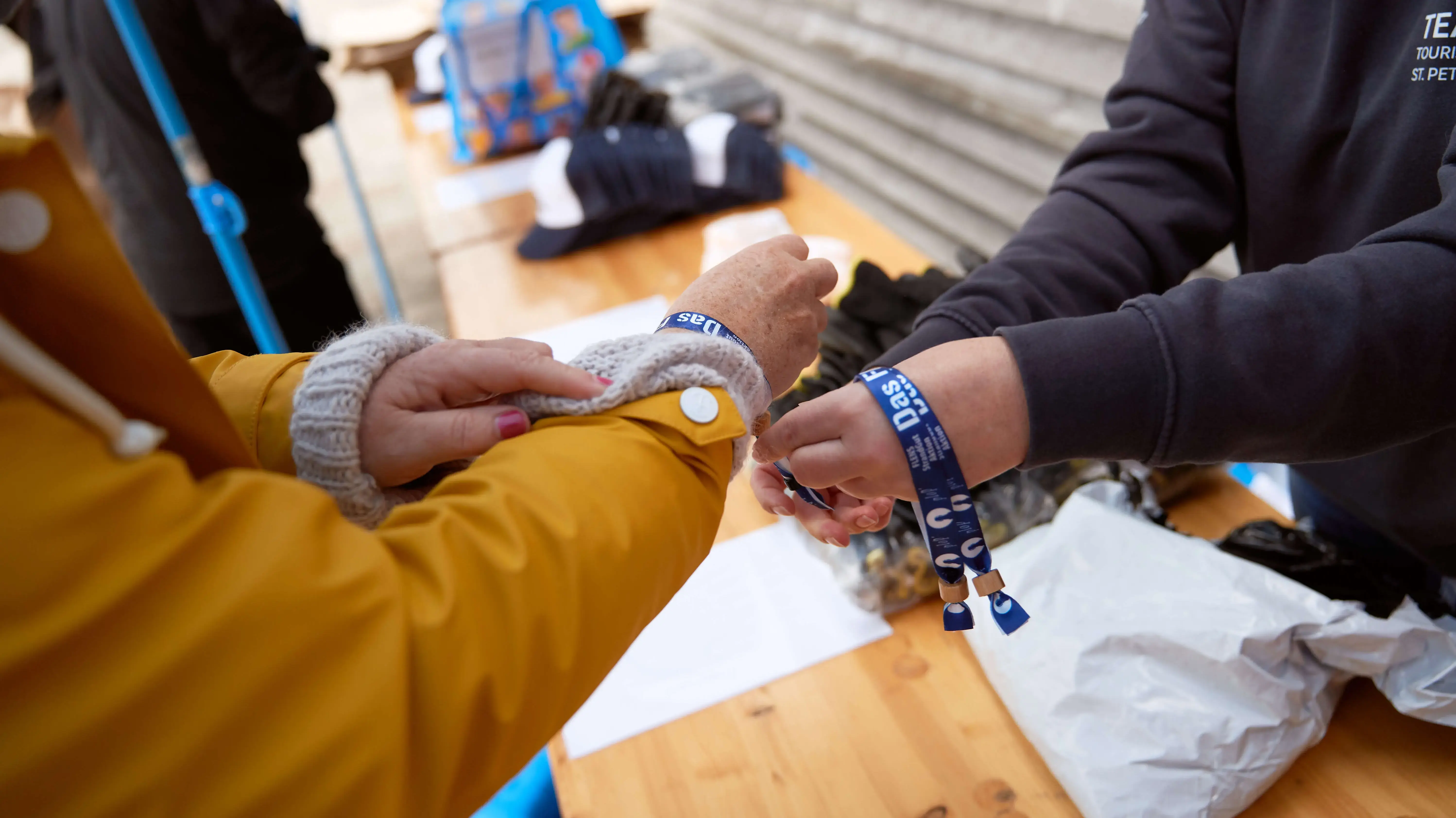 Person erhält Event-Armband für eine FLENS StrandGut Aktion.