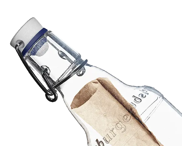 Eingerolltes Papier in Flensburger Bügelverschlussflasche mit Metallklammer.