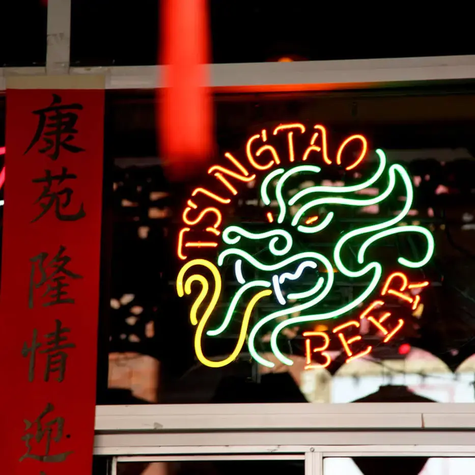 Leuchtreklame-Schild von "Tsingtao Beer".