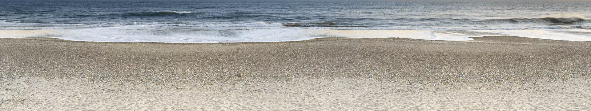 Sandstrand am Wasser.