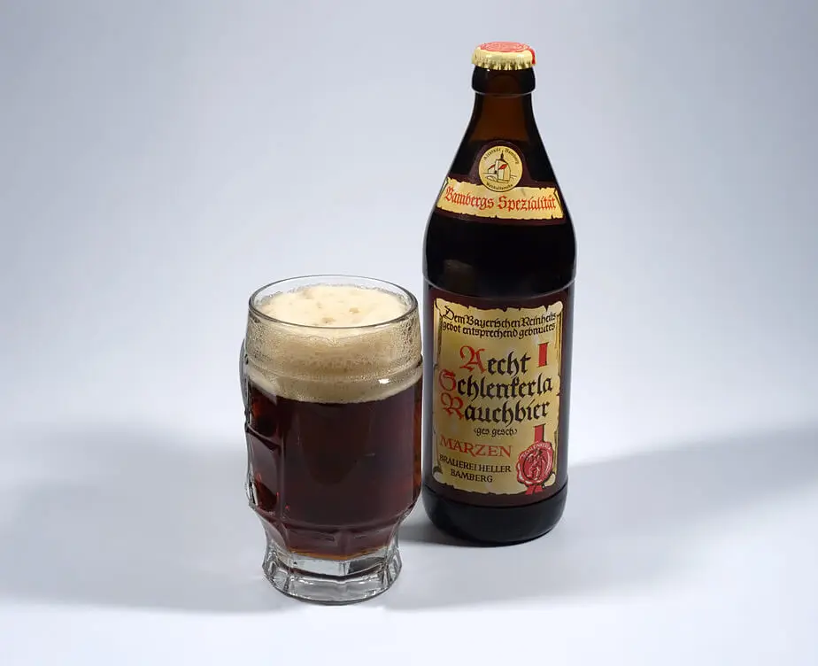 Flasche eines Schlenkerla Rauchbier und davor das Bier in einem Glas eingeschenkt.