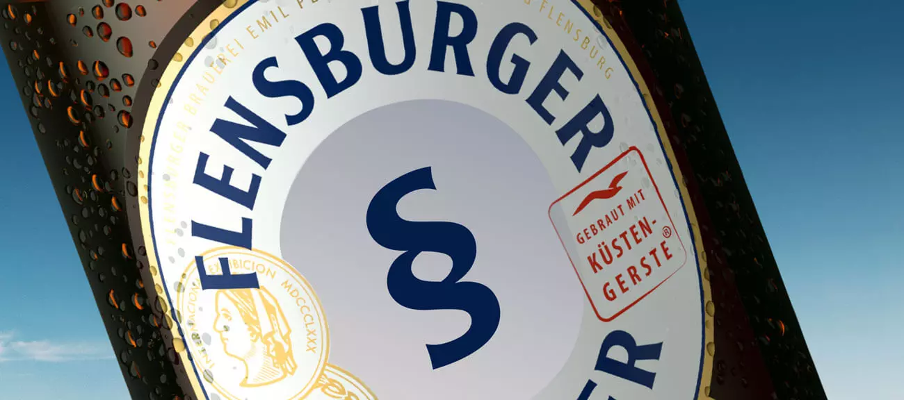 Bierflaschen-Etikett vom Flensburger Pilsener aus der Nähe; statt der Kogge steht in der Mitte das Paragraphenzeichen.