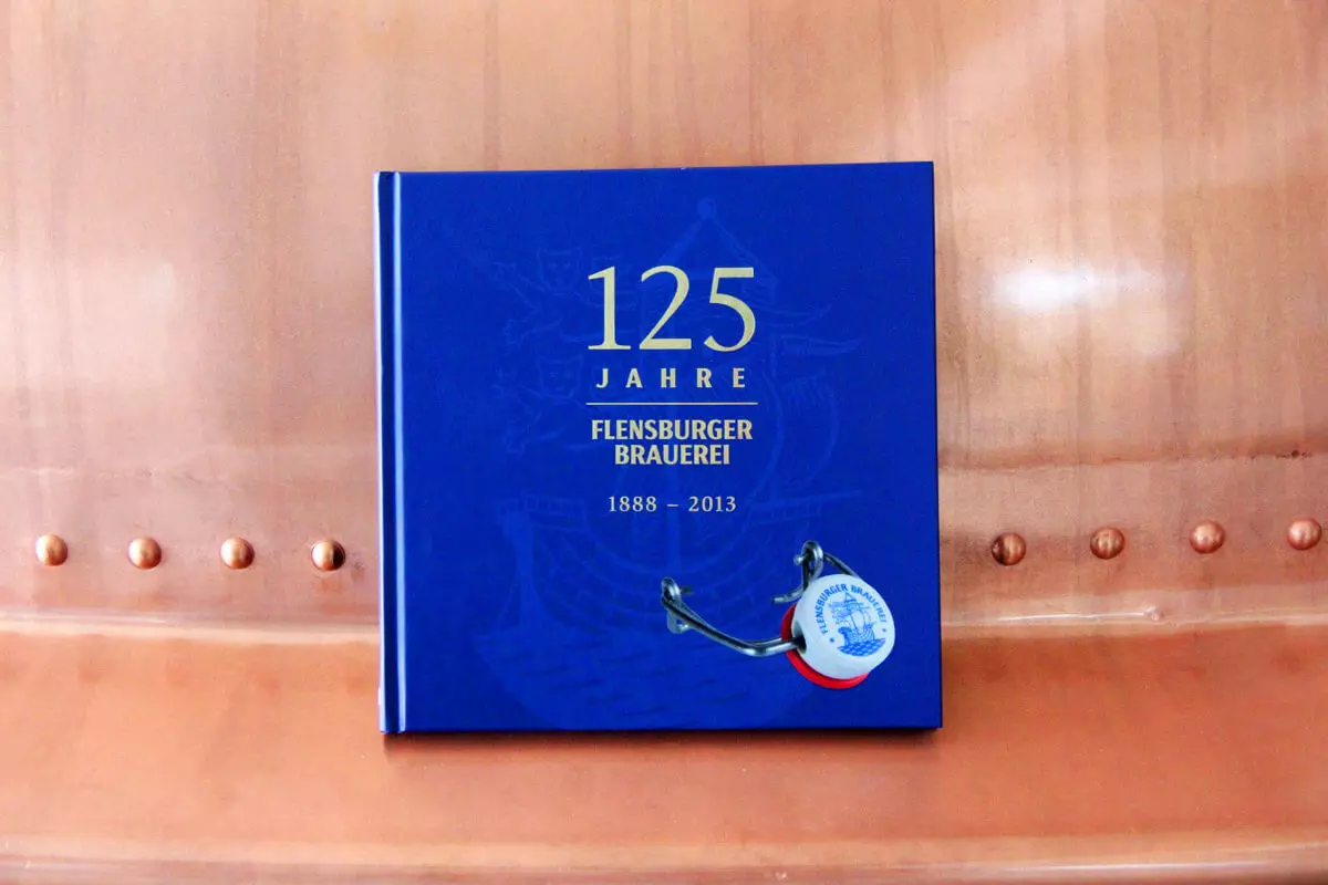 Das 125-Jahre-Jubiläumsbuch von FLENS vorm Kupferkessel.