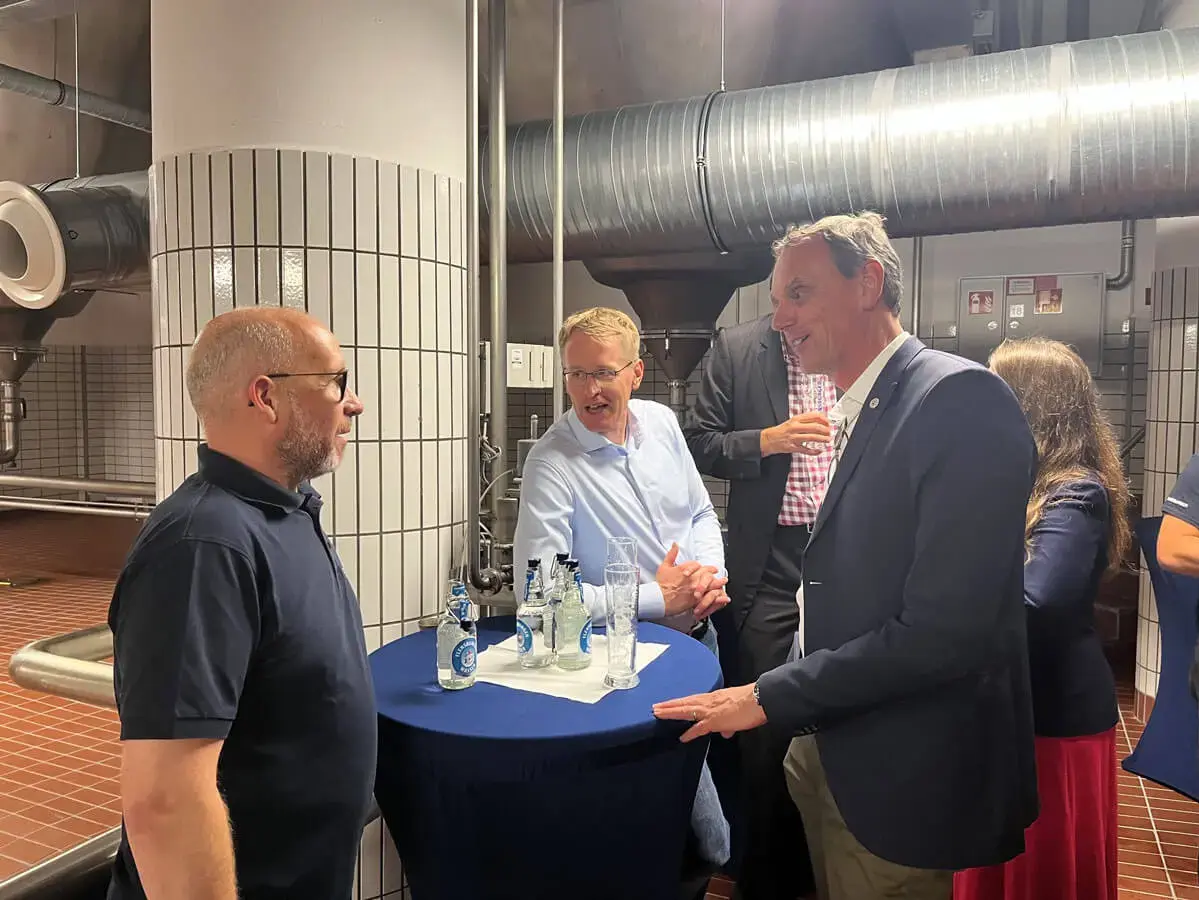 Die Geschäftsführung spricht mit SH-Ministerpräsident Daniel Günther im Gärkeller.