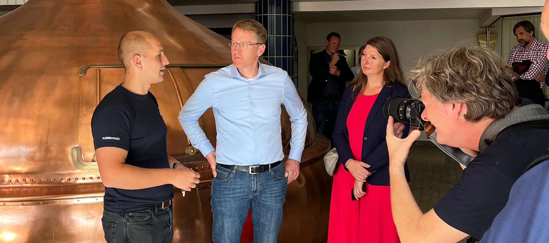 SH-Ministerpräsident Daniel Günther und sein Team bekommen eine Brauereiführung.