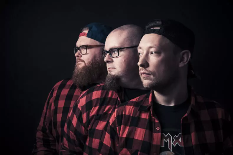 Pressefoto der Coverband Die Andersons: Drei Männer in Karohemden von der Seite.