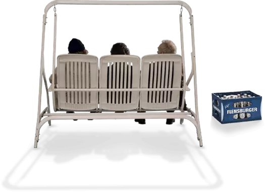 Drei Jungs auf einer Schaukel mit einem Kasten FLENS.