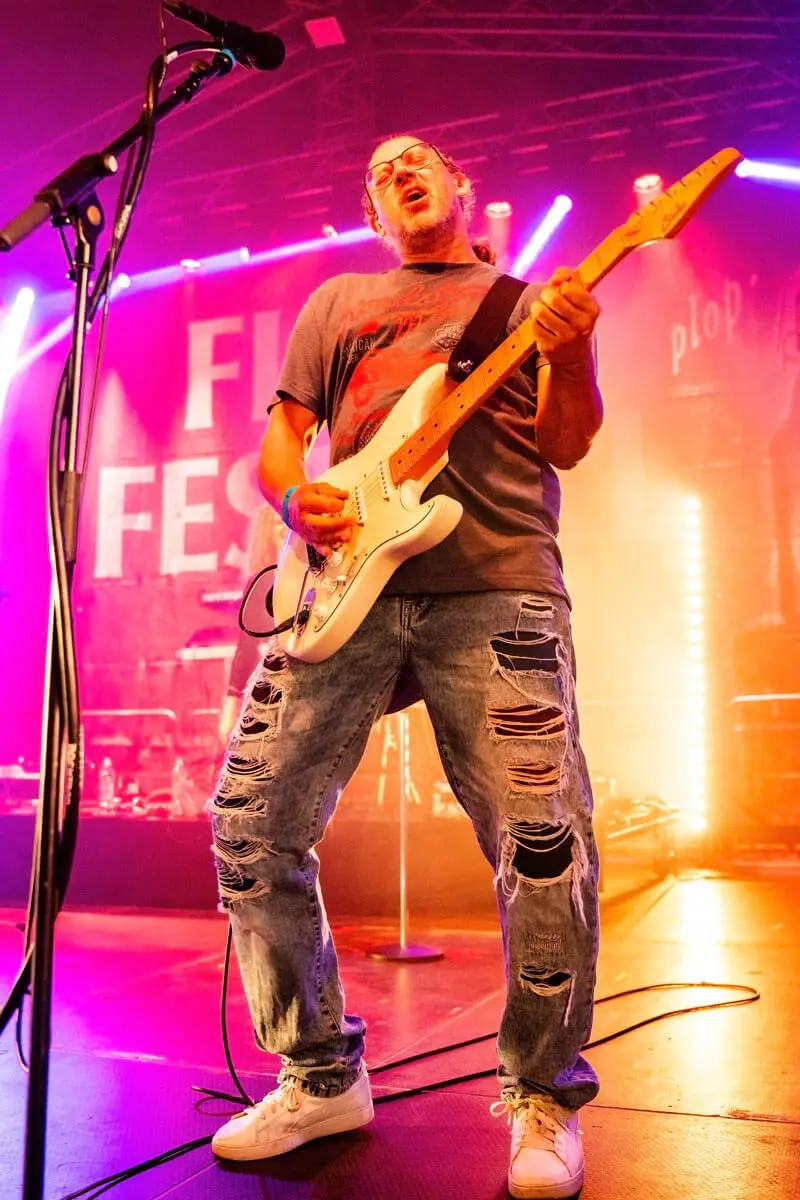 Gitarrist der Partyband Stars of Rock beim FLENS Festival 2025.