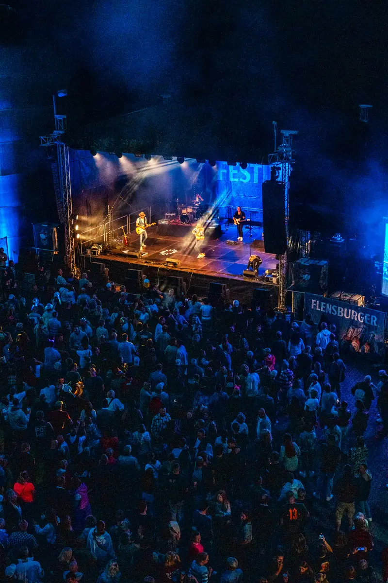 Drohnenperspektive auf die Partyband Decoy auf dem FLENS Festival 2025.